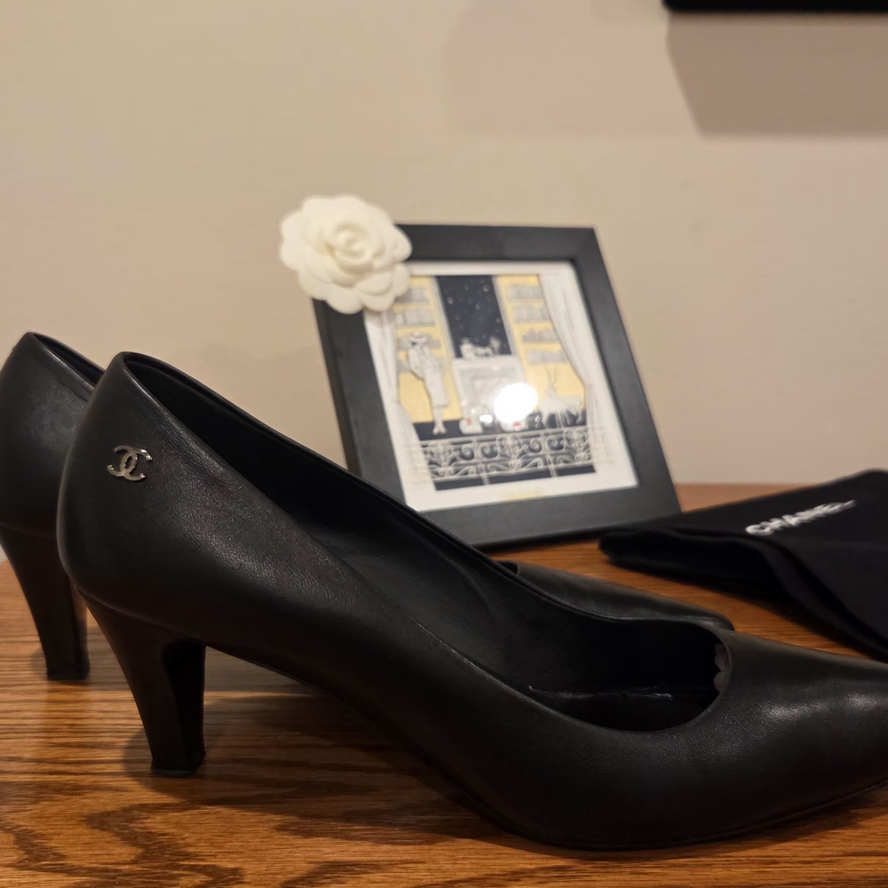 CHANEL Elegant Black Heels - Picture 3 of 10